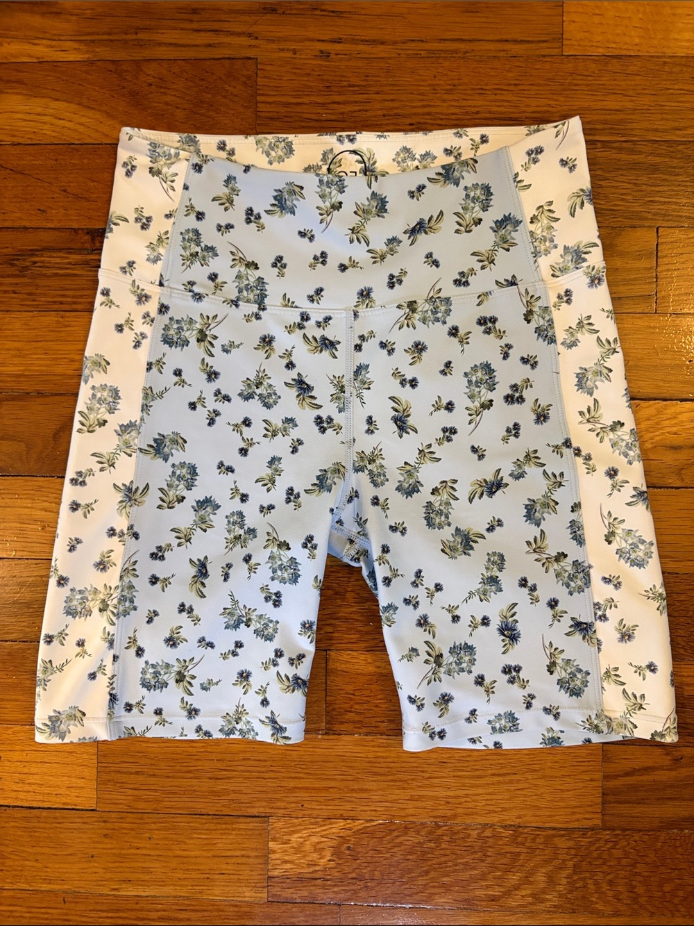Sage Collective Women’s Bike Shorts in Ditsy Winter Floral Print - EUC, small